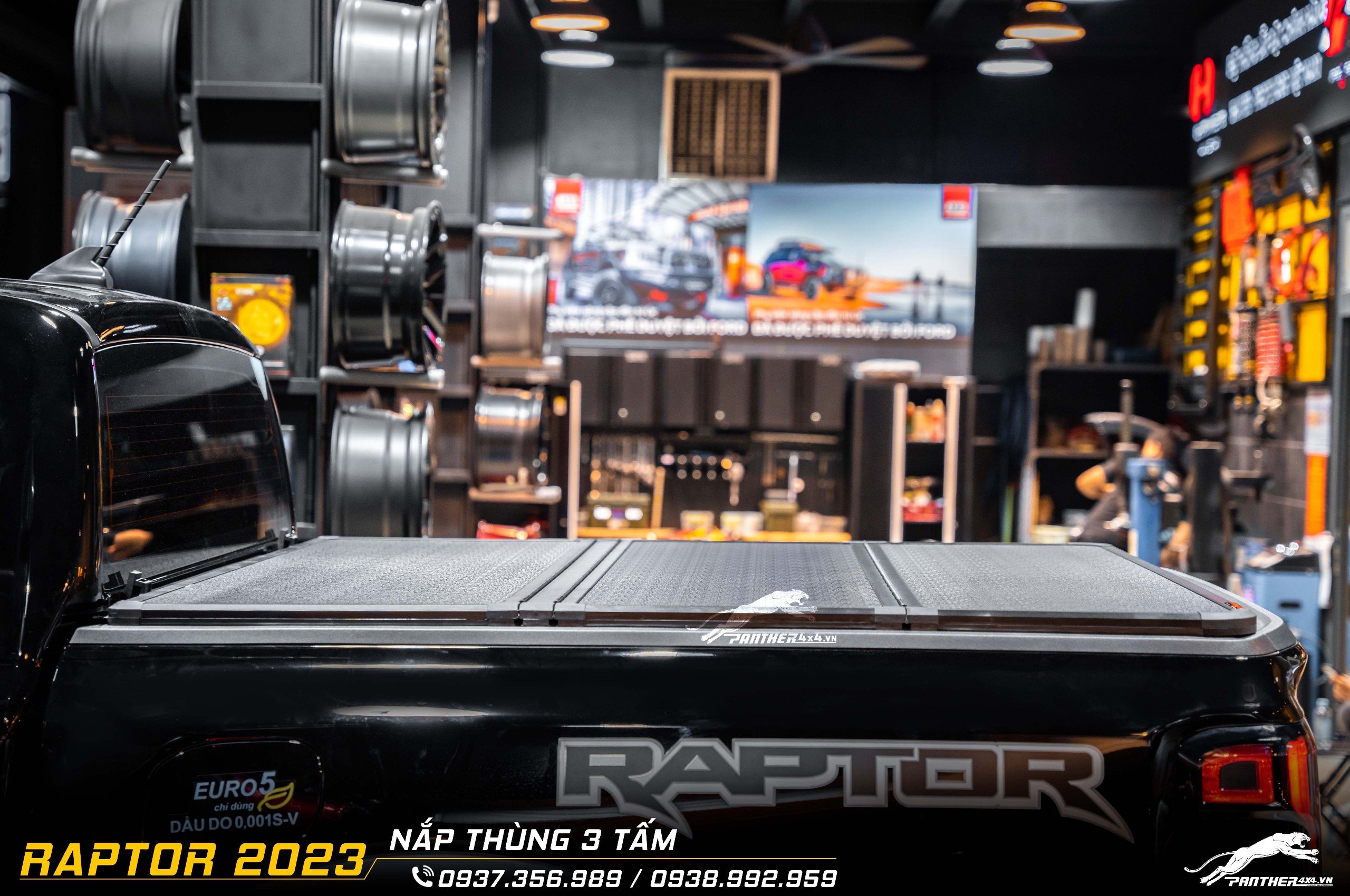 nắp thùng 3 tấm cho Ford Ranger Raptor 2023