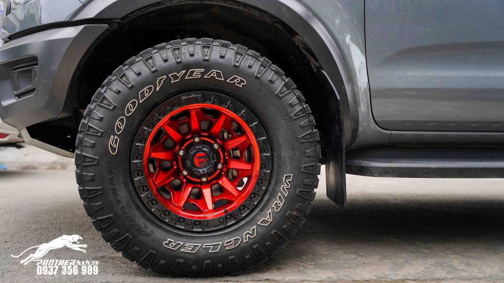 Ford Ranger Raptor độ mâm Fuel Covert đỏ siêu mạnh mẽ
