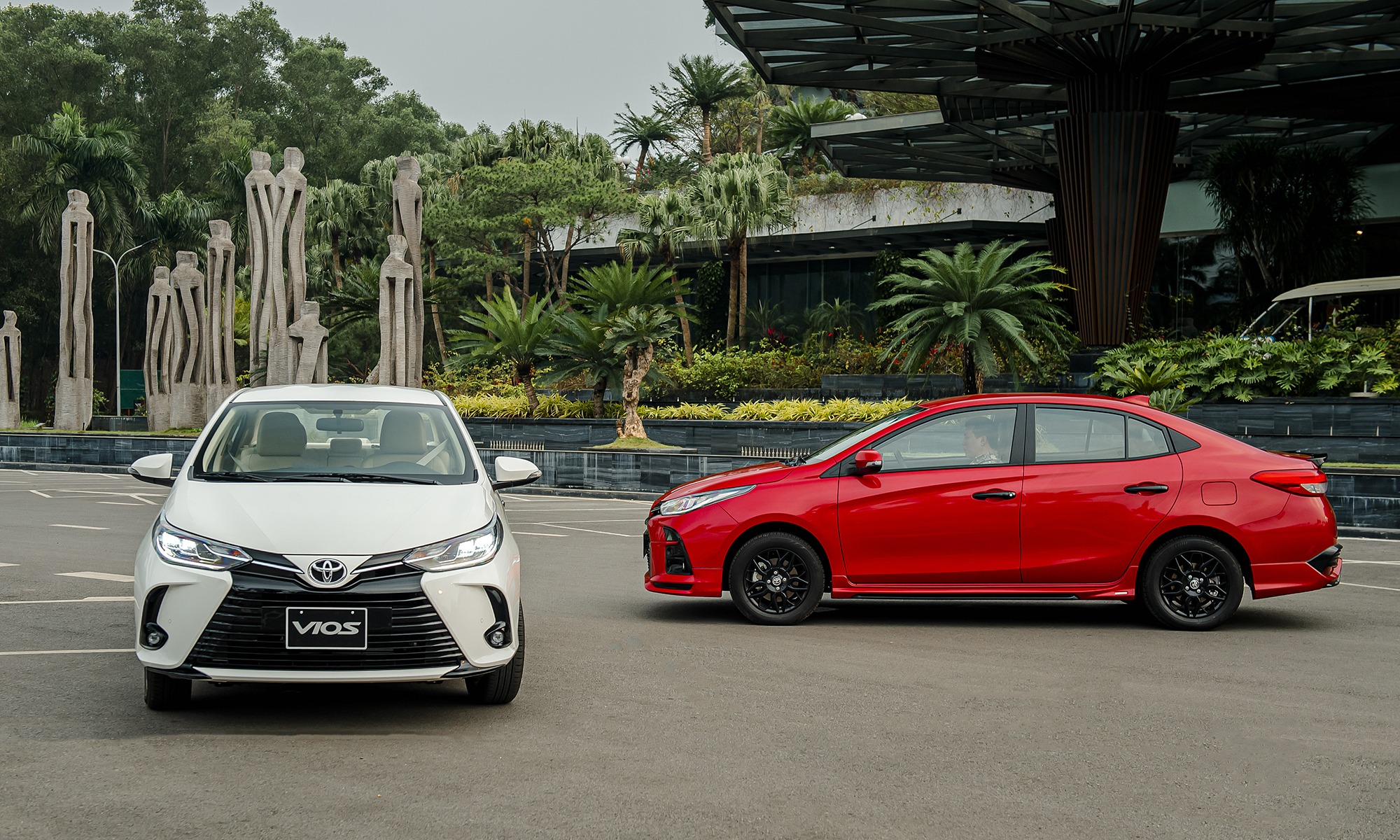 Toyota chính thức trình làng Toyota Vios phiên bản 2021 nâng cấp. Với nhiều option trang bị mới cũng như ngoại hình bắt mắt hơn . Đặc biệt là sự có mặt của các công nghệ an toàn mới để xứng đáng giữ vững danh hiệu vua doanh số, phiên bản thể thao lần đầu tiên xuất hiện ở Việt Nam GR-S có giá đắt nhất lên tới 638 triệu đồng.