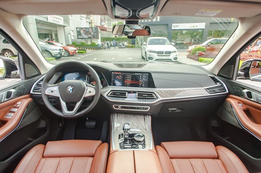 Dòng xe BMW X7 với nội thất sang trọng siêu rộng rãi cho bạn. Mẫu xe đầu bảng BMW X7 có kích thước lớn nhất trong dòng X-Series của gia đình BMW. X7 mang sứ mệnh đặc biệt, mục tiêu cạnh tranh với các đối thủ trong phân khúc SUV 7 chỗ hạng sang.